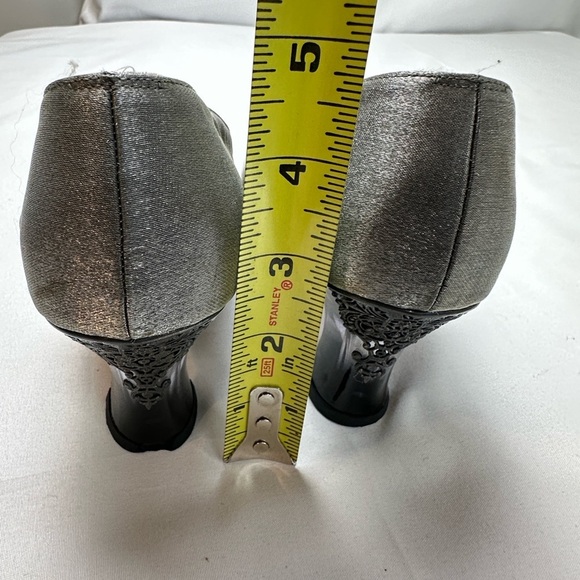 Salvatore Ferragamo Elegant Silver Women's Heels w/lace design (Size  7 1/2) - Picture 7 of 8